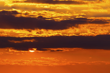 Obraz premium Beautiful sunset with colorful clouds on the sky