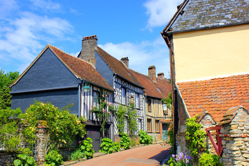 vielle rue du village de gerberoy en picardie