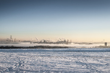 Fototapeta na wymiar Skyline mit Industrie im Winter