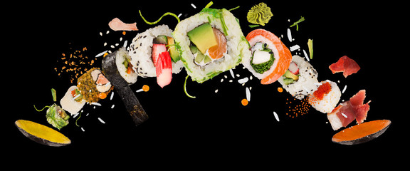 Stukken heerlijke Japanse sushi bevroren in de lucht.
