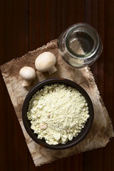 Champignoncremesuppe Pulver, fotografiert mit natürlichem Licht (Selektiver Fokus, Fokus auf den Pulver)