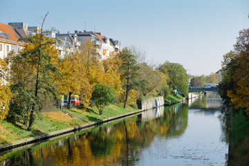 Fototapeta premium Immobilen am Weigandufer und Landwehrkanal in Berlin Neukölln