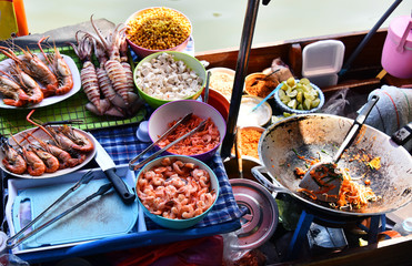 Préparer des fruits de mer dans le restaurant de rue sur un bateau en Thaïlande