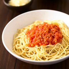 Hausgemachte Tomatensauce auf Spaghetti, fotografiert mit natürlichem Licht (Selektiver Fokus, Fokus auf die Vorderkante der Sauce auf der Spaghetti)