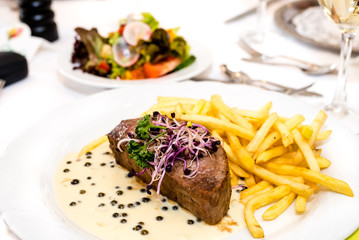 Rumpsteak mit Pfeffersoße und Pommes Frites