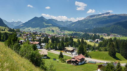 Blick über Riezlern im Kleinwalsertal im Bergsommer