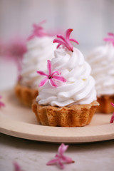 cake basket on the plate