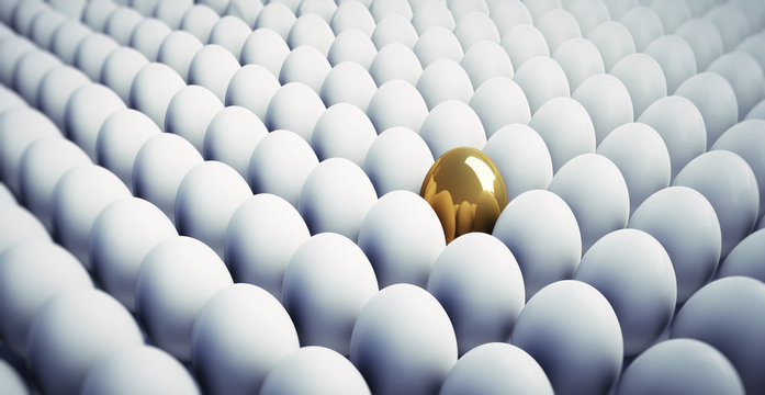 Goldenes Ei in Menge weisser Eier