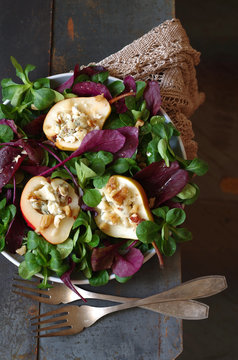 Birne mit Gorgonzola und Nüssen auf Feldsalat und rotem Mangold mit Honigdressing