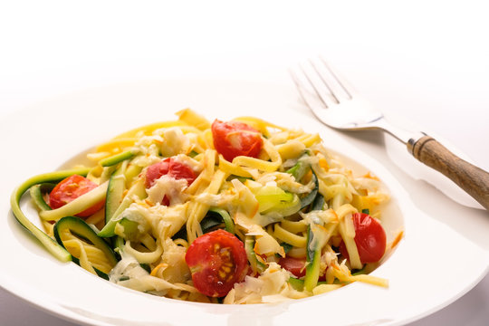 Tagliatelle, Zucchini, Tomate und Scarmoza K&auml;se