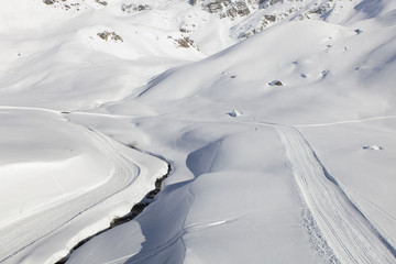 argine e parte di lago di montespluga trasformati in inverno in pista per motoslitte