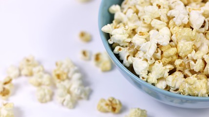 Popcorn in einer Schüssel auf weißen Hintergrund.