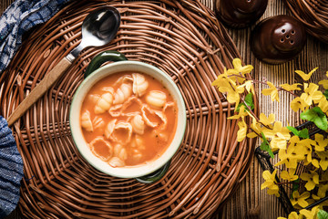 Fresh tomato soup with conchigliette.
