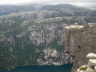 Norwegia Południowa, góra Kjerag - człowiek nad przepaścią nad fiordem Lysefjordem © Iwona