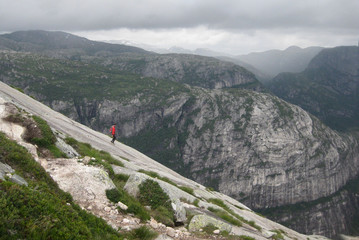 Norwegia Południowa, góra Kjerag - turysta schodzi z góry