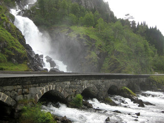 Norwegia - most i wodospad Latefoss - obrazy, fototapety, plakaty
