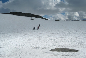 Norwegia  - rowerzyści prowadzą rowery po śniegu na słynnym szlaku rowerowym Rallarvegen (droga kolejowa) na płaskowyżu Hardangervidda