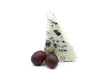 Roquefort blauschimmelkäse käse isoliert freigestellt auf weißen Hintergrund, Freisteller