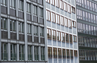 Abstrakte Fassade eines modernen Bürogebäudes in Hamburg, Deutschland