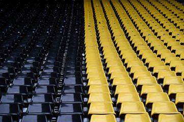 gelb schwarz Sitzreihen im Stadion