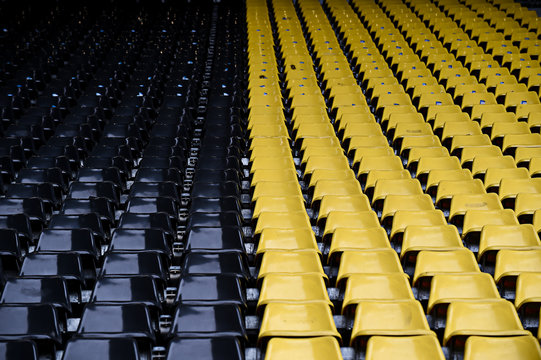 gelb schwarz Sitzreihen im Stadion