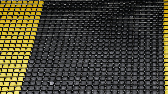 gelb schwarz Sitzreihen im Stadion