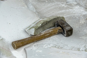 Strumenti ad uso di artista che lavora il marmo: martello