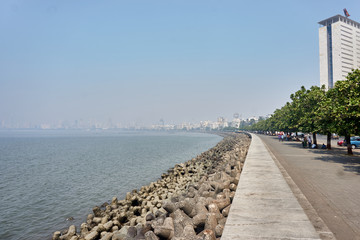 Marine drive or Queen's necklace,The road links Nariman Point to Babulnath and Malabar Hill. A promenade lies parallel to this road. Back Bay is part of the Arabian Sea. Mumbai India Asia. smog smoke