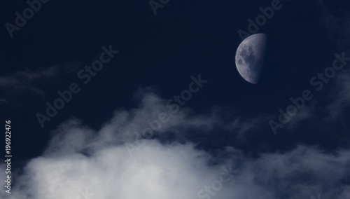 Luna en cuarto menguante se destaca sobre el cielo al atardecer ... Luna en cuarto menguante se destaca sobre el cielo al atardecer ...