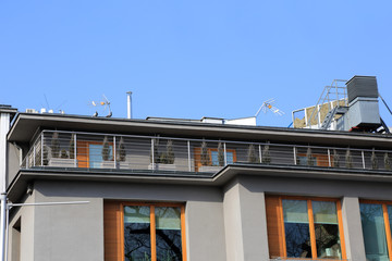 Nowoczesne balkony z poręczą ze stali nierdzewnej na przedniej części domu - obrazy, fototapety, plakaty