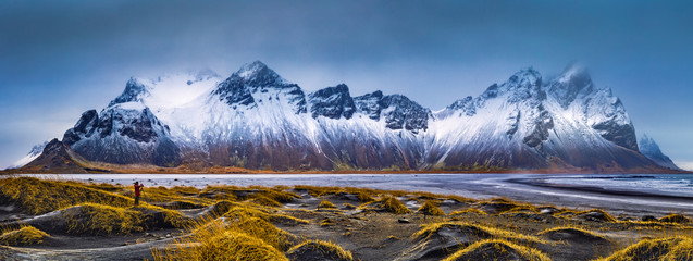 Obraz premium Pasmo górskie Vestrahorn i panorama plaży Stokksnes, niedaleko Hofn, Islandia. Niezidentyfikowany fotograf uwiecznia krajobraz.