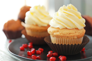 Plate with tasty cupcakes, closeup