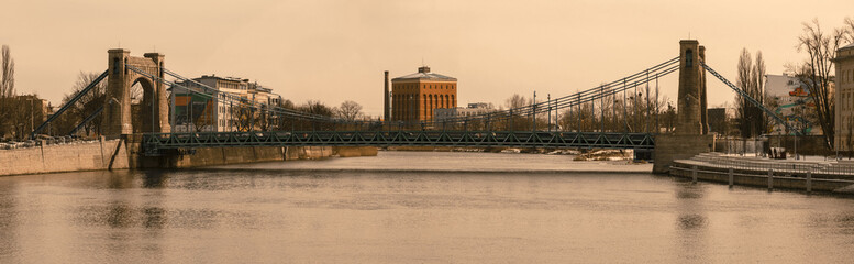 Most wiszący nad rzeką - obrazy, fototapety, plakaty