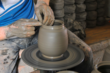 Artesão a trabalhar em barro