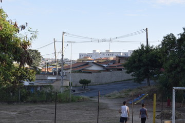 Duas pessoas andando em espaço livre num bairro suburbano