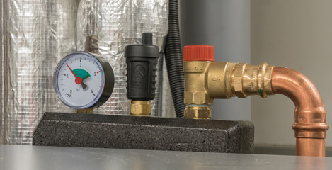 Manometer und Überdruckventil einer Sicherungsgruppe