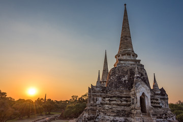 Fototapeta premium Sunset over Wat Phra Si Sanphet temple in Ayutthaya
