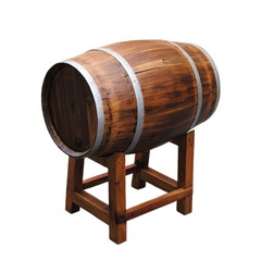 Um pipo restaurado pousado num cavalete de madeira