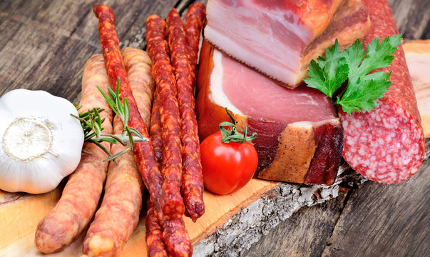 Dried sausages, prosciutto, bacon and salami with garlic, cherry tomato and parsley