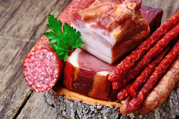 Cutting board with salami, bacon and sausages