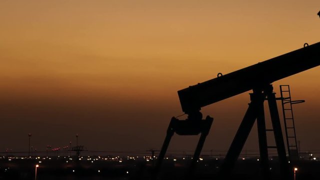 Oil Pump Timelapse at Dusk. Zoom Out