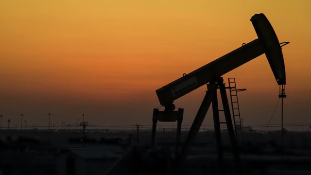 Oil Pump Timelapse at Sunset - Zoom In