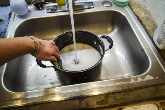 Hand washing sauce pot