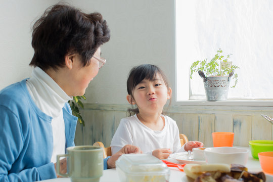 孫と朝食