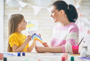 Obraz premium Mother and daughter painting together