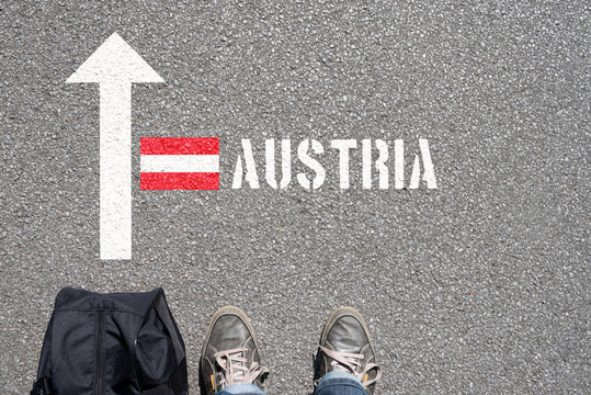 Ein Mann mit dem Koffer reist nach Österreich
