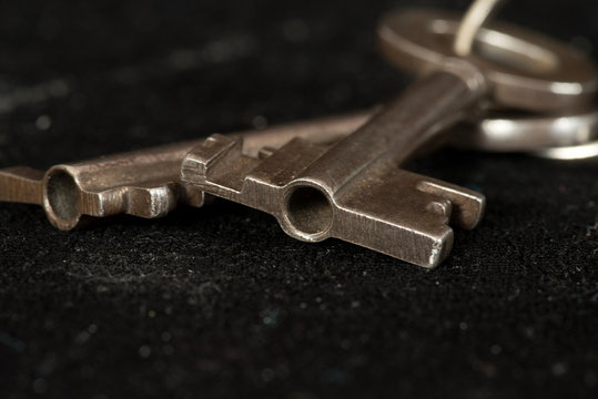 Ein Schlüssel auf einem schwarzem Hintergrund