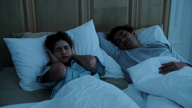 335 Ergebnisse für sleep couple snoring in "Videos. 