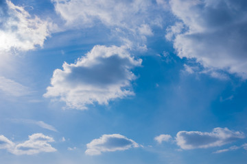 Obraz premium Beautiful blue sky with sunlit clouds