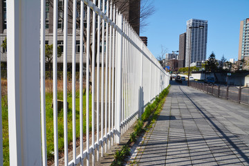 白い柵と歩道